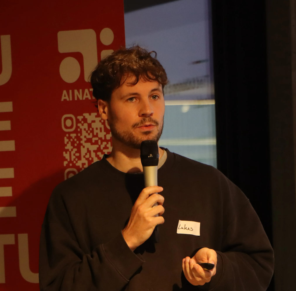 Lukas Hondrich giving a talk